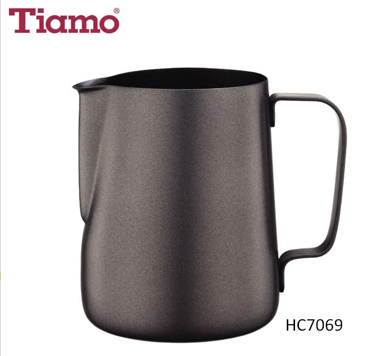 Tiamo 18/10 Fothing Pitcher with Welded Raised Front Spout (24 oz)
